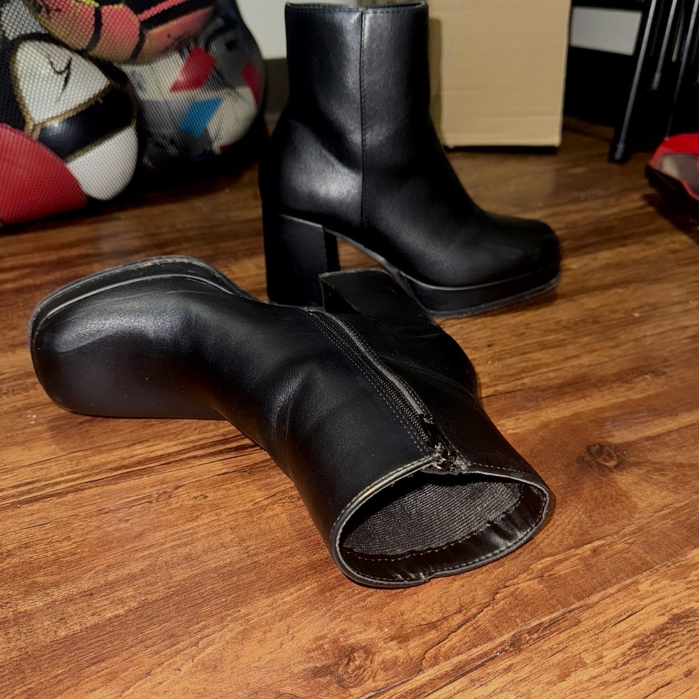Elegant Black Heeled Boots
